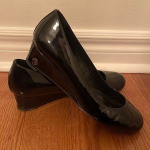 Tory Burch short heeled black round toe shoes